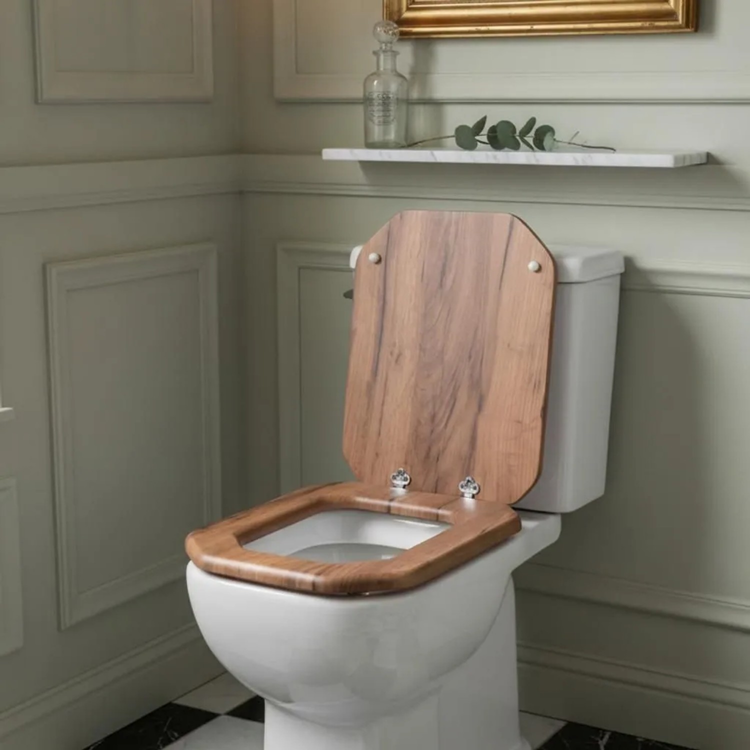Sinobath MDF WC-Sitz eckig in Holzoptik mit Absenkautomatik auf weißer Toilette im Bad.