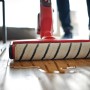 Einhell Bürstenwalze für Hartbodenreiniger Cleanexxo in Aktion auf Holzboden mit Wasser.