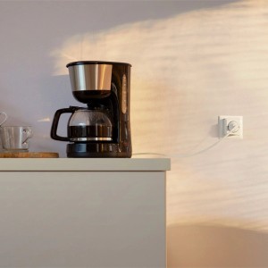 Weiße Philips Smart Steckdose Typ F mit Matter, Kaffeemaschine angeschlossen, Energieüberwachung.