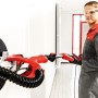 Einhell Trockenbauschleifer TC-DW 225 mit Mann beim Schleifen einer Wand.