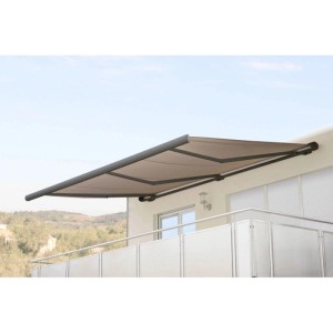 Elektrische Kassettenmarkise, 6x3m, sandfarbenes Polyestertuch, grauer Rahmen, montiert auf einem Balkon.
