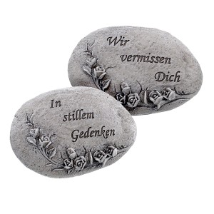 Grauer Grabstein mit Spruch und Rosenrelief, 8x11,5 cm, als Gartendekoration.