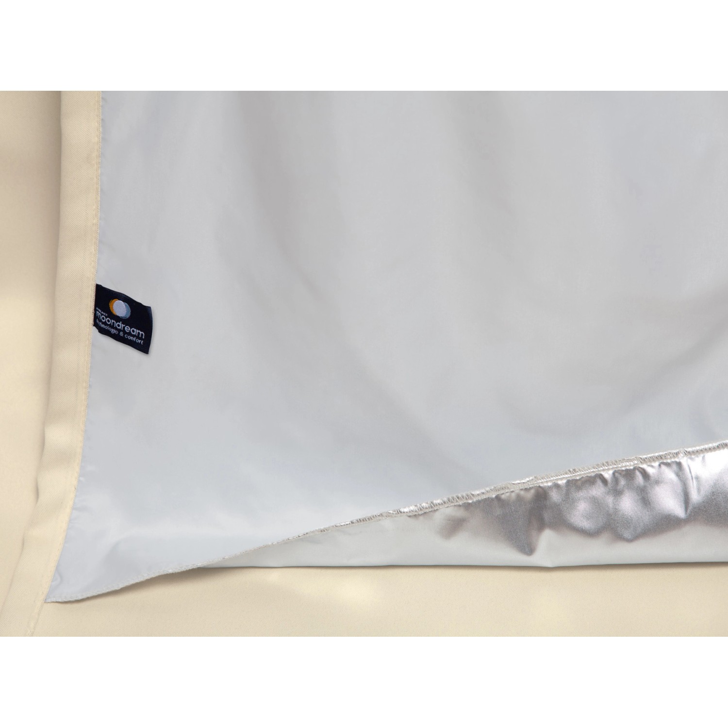 Detailansicht des Moondream Wärmeschutzvorhangs in Creme, 260x145 cm, mit Thermobeschichtung.