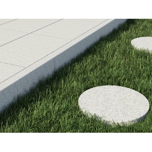 Graue Naturstein Terrassenplatte Sino (60x40x3 cm) im Garten mit Rasen und runden Trittsteinen.