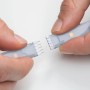 MaxLED 250 LED-Streifen wird verbunden. Das Set ist RGBW-fähig und IP44 geschützt.