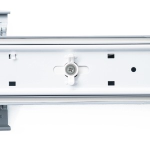 Detailaufnahme der grauen LED-Wannenleuchte, 120 cm, mit Leuchtenklemme.