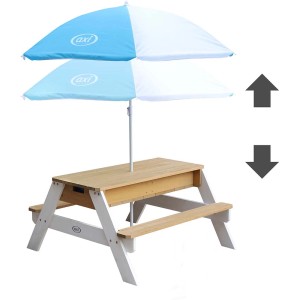 Axi Nick Sand- & Wasser-Picknicktisch braun-weiß mit blau-weißem Sonnenschirm.