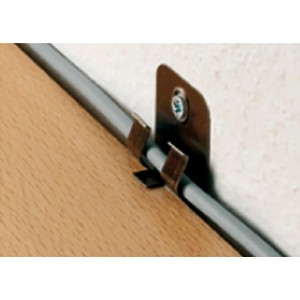 Tilo Sockelleistenclip in Dunkelgrau befestigt Sockelleiste an der Wand.
