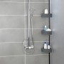 Wenko Teleskop-Eckregal Villata mit 3 grauen Körben in Dusche, zur Aufbewahrung von Badutensilien.