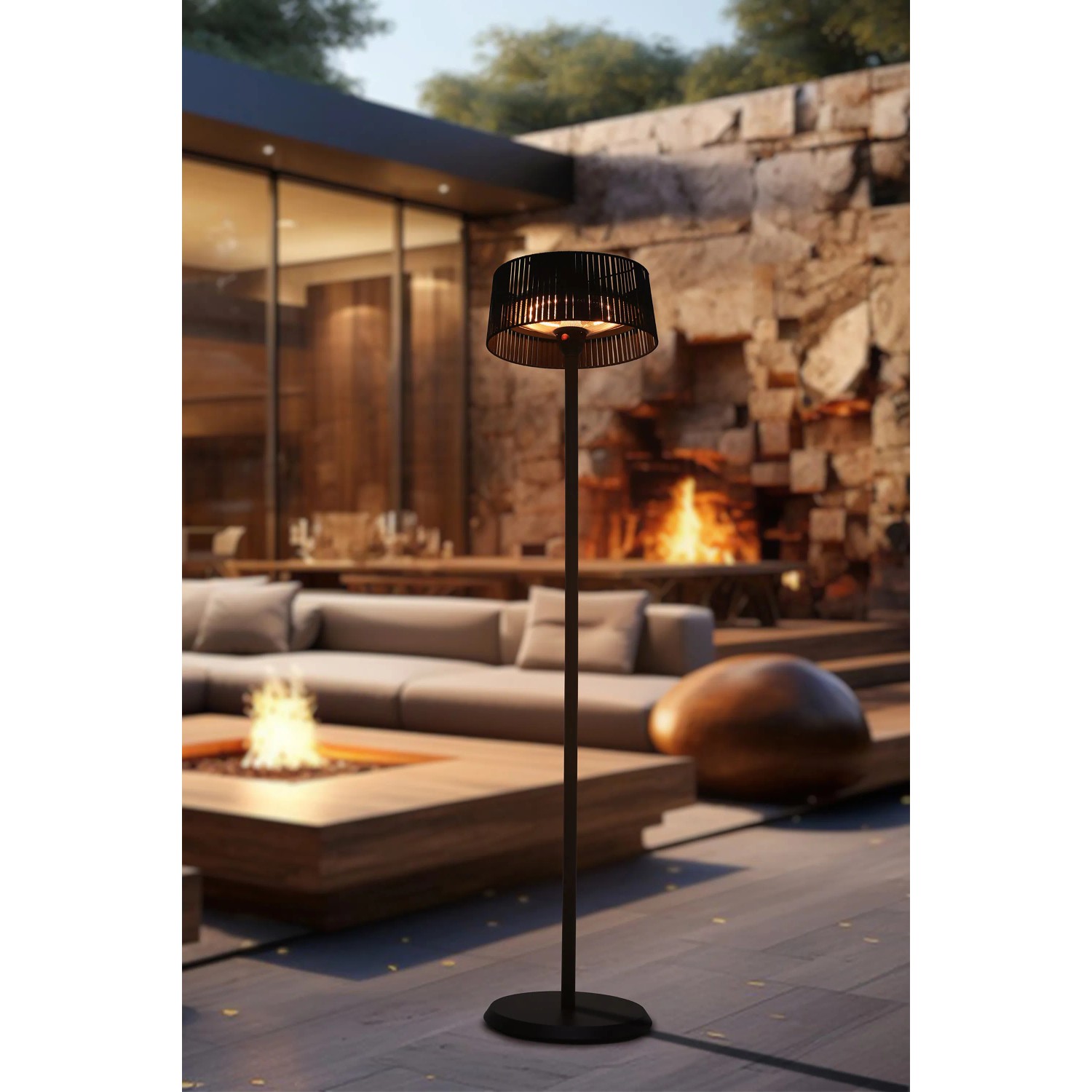 Elektrischer, schwarzer Best Terrassenheizer Zen, 1500W, freistehend, mit leuchtendem Halogen-Heizelement auf moderner Terrasse.