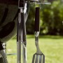 Weber Grillbesteck-Set am Holzkohle Kugelgrill Master-Touch GBS E-5750. Grillzange und Pfannenwender.