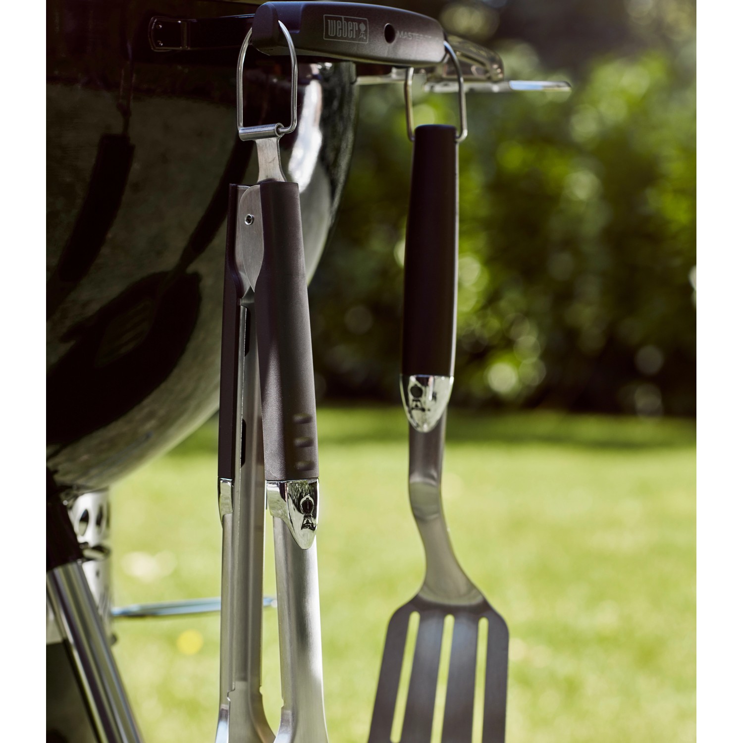 Weber Grillbesteck-Set am Holzkohle Kugelgrill Master-Touch GBS E-5750. Grillzange und Pfannenwender.