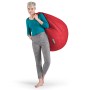 Frau mit rotem Sitting Point Sitzsack Easy 220 l über der Schulter.