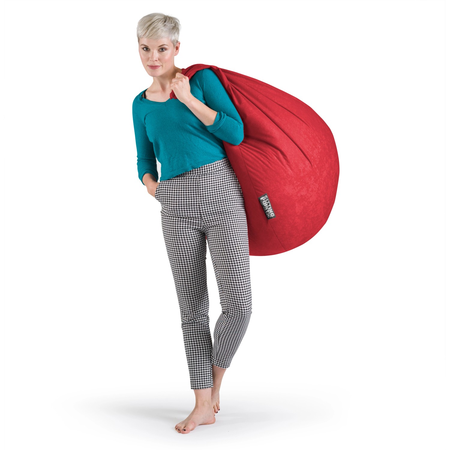 Frau mit rotem Sitting Point Sitzsack Easy 220 l über der Schulter.