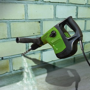 Bohrmaschine bohrt Loch für MEM Trockene Wand Fix & Fertig Horizontalsperre.