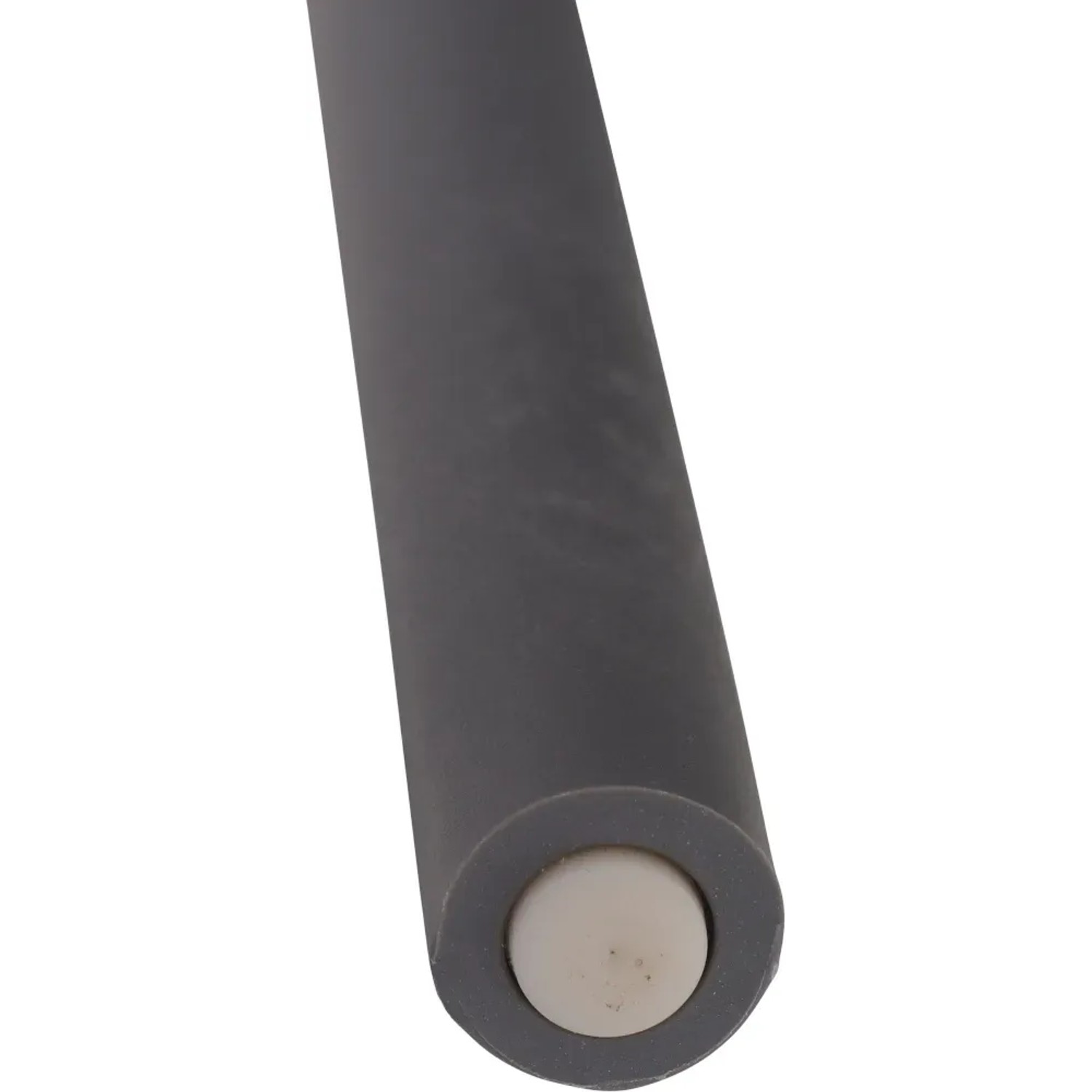 Detailaufnahme: Bein des grauen Siena Garden District Stapelsessels. Gartenstuhl Bein mit Bodenschoner.