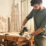 Mann sägt Holz mit Bosch Akku-Säge NanoBlade AdvancedCut 18. Stichsäge mit Akku im Einsatz.