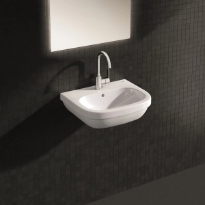 Grohe Euro Keramik Handwaschbecken, 55 cm, Alpinweiß mit Armatur vor dunkler Wand.