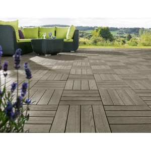 Verlegte, hellgraue WPC Klickfliesen in Holzoptik auf Terrasse mit Gartenmöbeln.