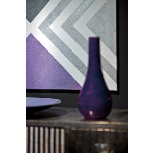 Dekorative Wandgestaltung mit Marabu Metallic Farbe in Silber und Lila, Vase im Vordergrund.