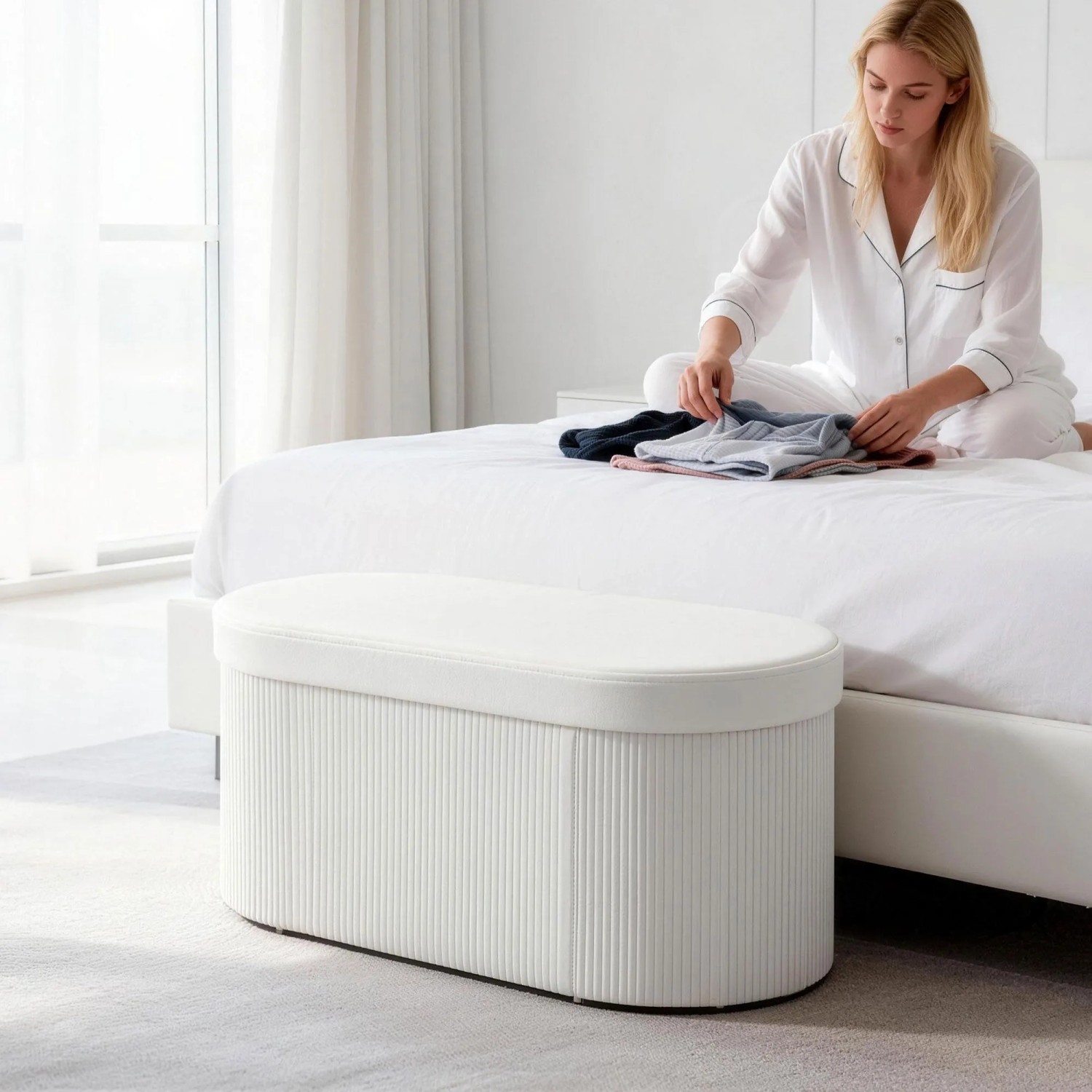 Cremeweiße HOMCOM Sitzbank mit Stauraum, gepolstert, am Bett. Frau faltet Wäsche. Samtoptik, 72L Volumen.