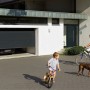 EcoStar Garagen-Sektionaltor, 2500x2125 mm, Anthrazitgrau, mit Familie vor der Garage.