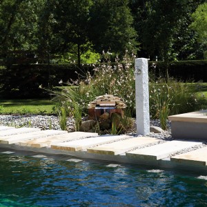 Garantia Granit Wasserzapfsäule Lightgranite mit Chromhahn im Garten.