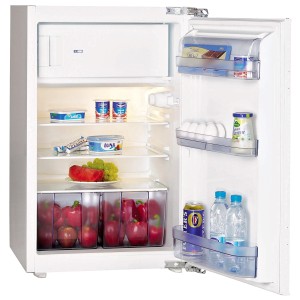 Gefüllter, weißer Einbaukühlschrank als Teil der Respekta Winkelküche.