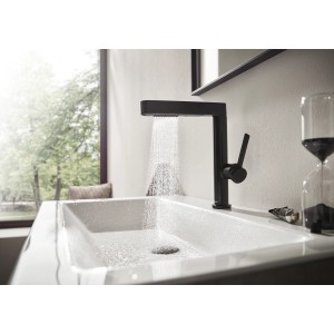 Hansgrohe Finoris Waschtischarmatur 230, Matt Black, mit Wasserstrahl in weißem Waschbecken.