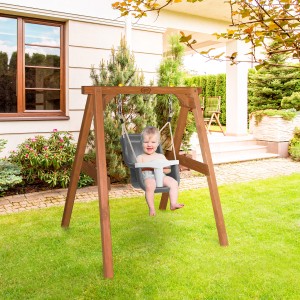 Axi Babyschaukel aus Holz mit grau-weißem Sitz und Kind im Garten.