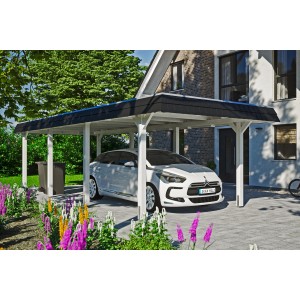 Weißer Skan Holz Carport Wendland mit schwarzem Dach und Auto. Einzelcarport mit Aluminiumdach.