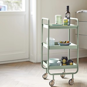 Servierwagen in Patinagrün mit Alpina Feine Farben Sprühlack No. 10 "Hüterin der Freiheit®" lackiert.