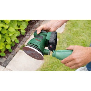 Bosch EasyOrbit 18V-10 Akku-Exzenterschleifer mit Staubbox in Verwendung.