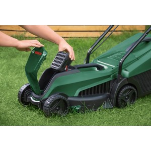 Bosch Akku-Rasenmäher EasyMower: Akku wird eingesetzt. Ideal für kleine Gärten.