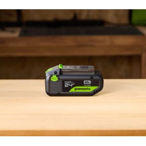 Greenworks 24V Akku 4Ah mit USB-C auf Holz. Schwarzer Lithium-Ionen-Akku mit grünen Akzenten und Ladeanzeige.