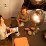 Szene mit Ledvance Sun@Home Smart+ Glühbirne in Glühlampenform, gesteuert per Tablet, für Wohlfühllicht.