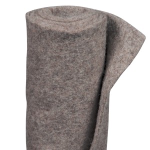 Gerollte Videx Schafwollmatte Stein 150x50cm für den Winterschutz im Garten.
