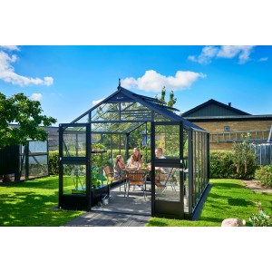 Juliana Gewächshaus Premium 13 Anthrazit mit Familie beim Essen im Garten.