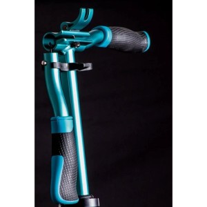 Türkiser Six Degrees Aluminium Scooter: Lenker, ergonomische Griffe und Klappmechanismus im Detail.