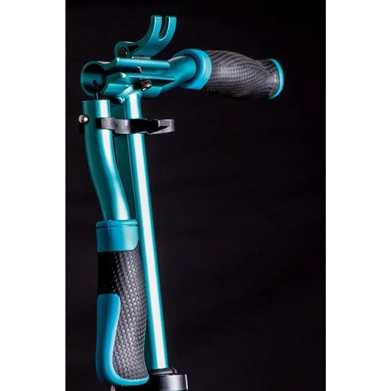 Türkiser Aluminium Scooter mit Klappmechanismus und schwarzen Griffen. Detailansicht des höhenverstellbaren Lenkers.