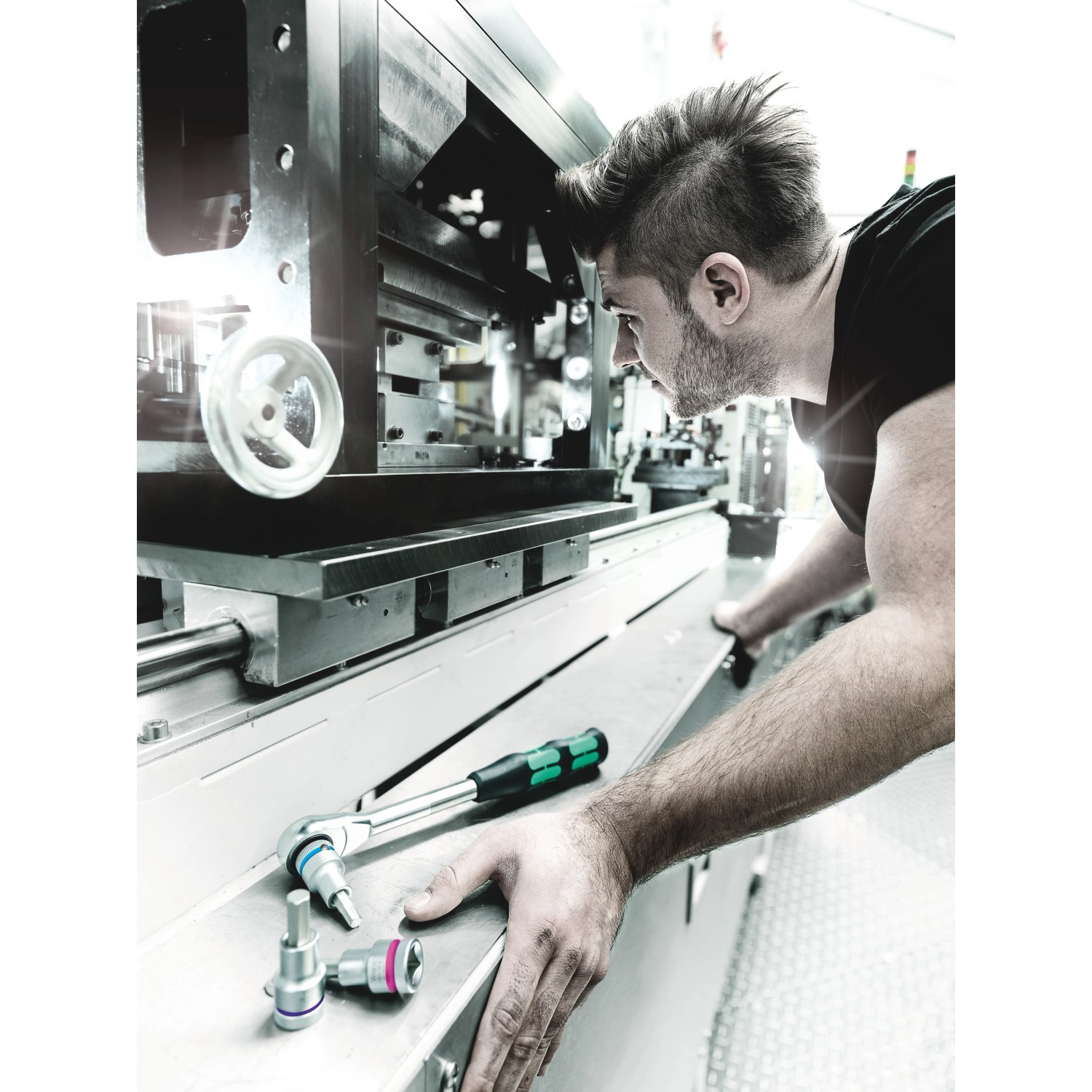 Wera Zyklop Bitnuss mit Innensechskant 5 mm und Knarre im Einsatz an einer Maschine.