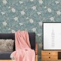 Vliestapete mit Blumen- und Dschungelmotiv in Beige und Blau, leicht strukturiert und matt.