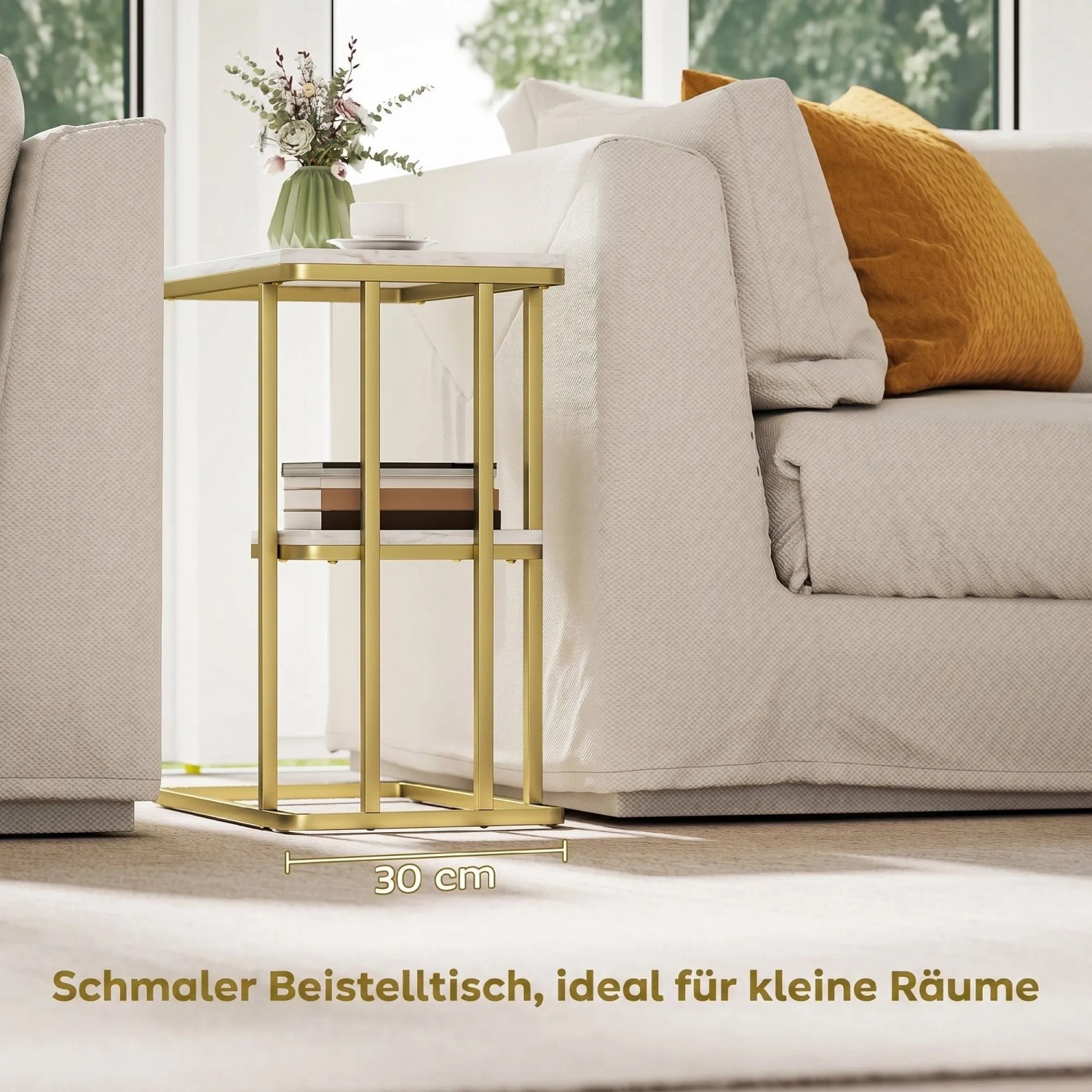 Weißer HOMCOM Beistelltisch mit Marmoroptik-Platte und goldfarbenem C-Stahlrahmen neben Sofa. Ideal für kleine Räume.