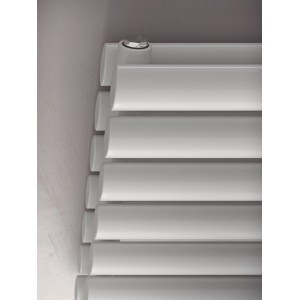 Weißer Ximax Raumheizkörper Fortuna Duplex Horizontal (584x1000 mm) mit ovalen Paneelen.