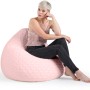 Rosa Sitzsack BeanBag mit Herzmuster, 220 l, Frau sitzt entspannt darauf.