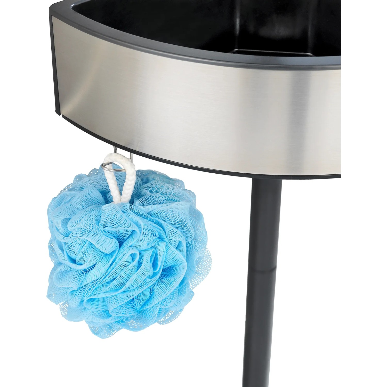 Detailaufnahme: Wenko Duschregal Premium Big Black mit blauem Badeschwamm am Haken.