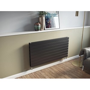 Ximax Raumheizkörper P1 Duplex Horizontal, 595x1000 mm, Anthrazit. Horizontaler Heizkörper an Wand montiert.