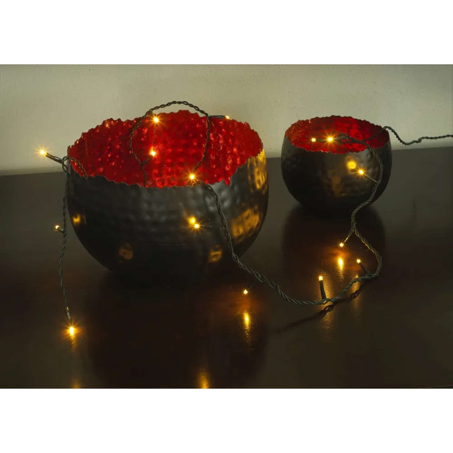 Konstsmide Micro LED Lichterkette mit 50 warmweißen LEDs und grünem Kabel, für den Innenbereich.