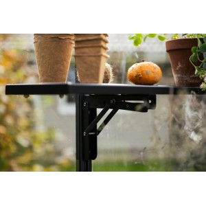 Schwarzes, klappbares Halls Lamellenregal (280 cm) mit Pflanzen im Gewächshaus.