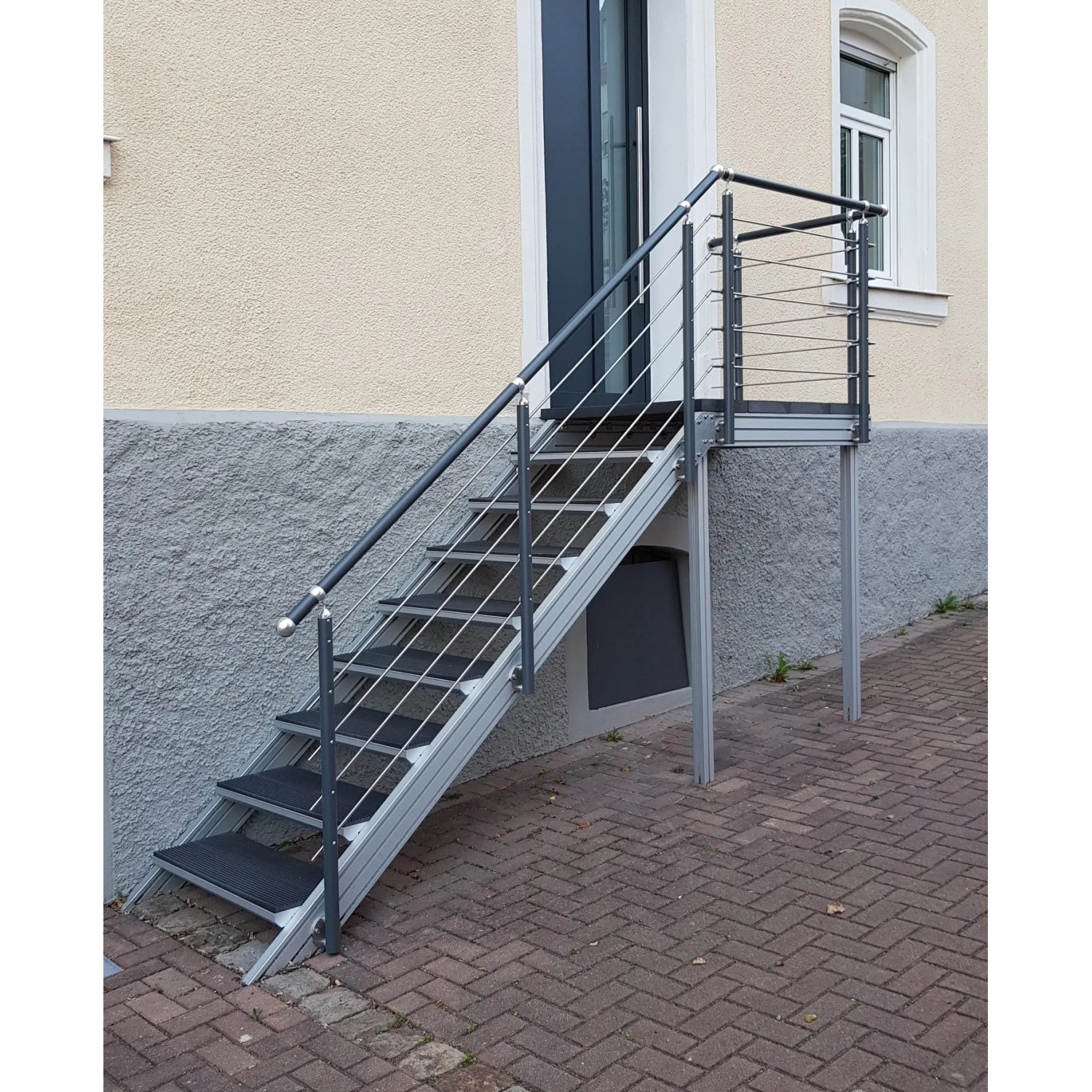 Treba Außentreppe Alaska 3 mit 5 Stufen, Aluminium, vor Hauswand mit Tür.